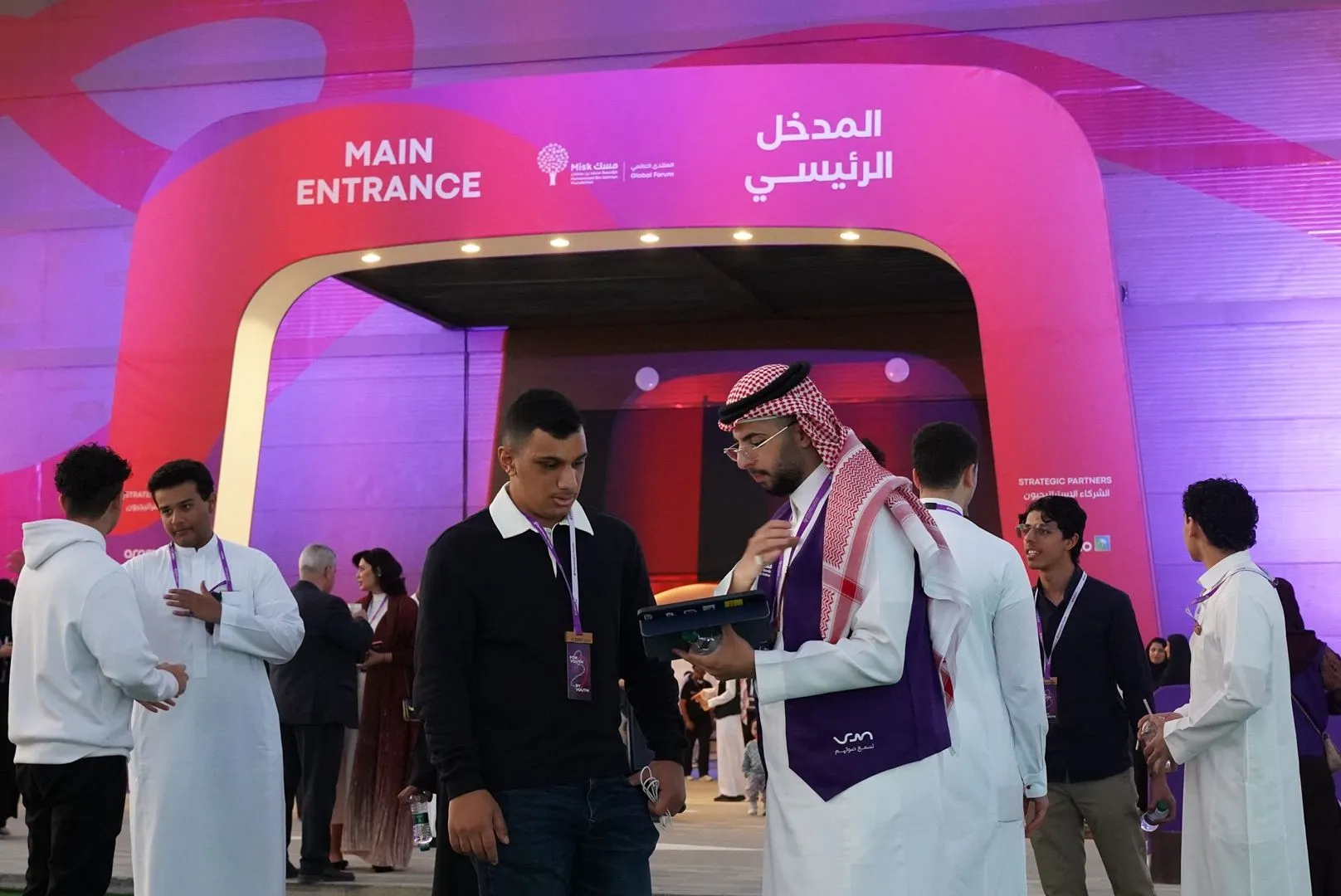 فعالية مع محطات تغذية راجعة للزوار
